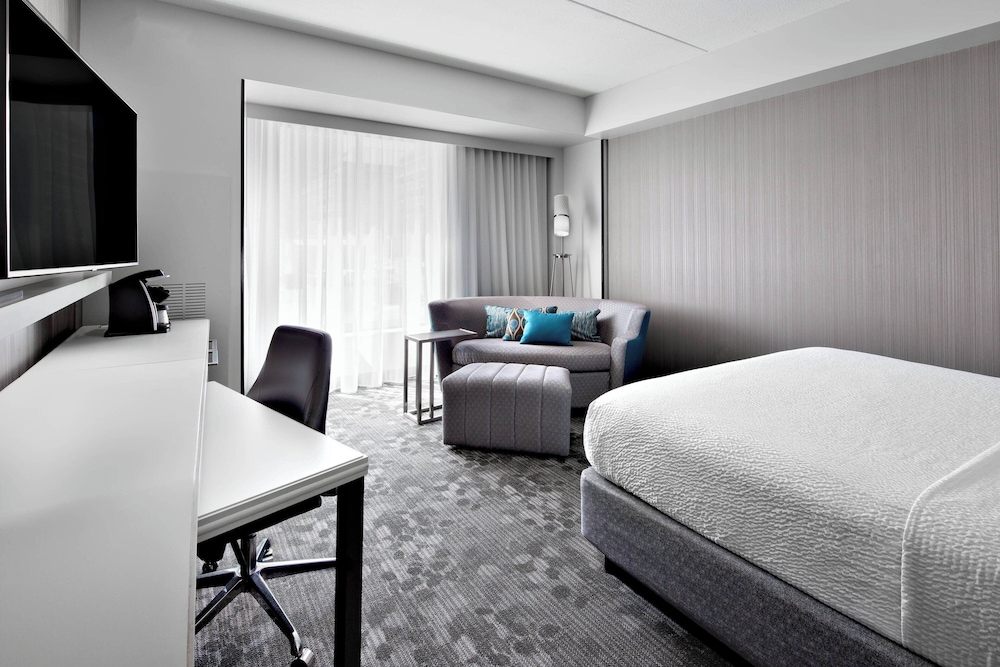 ROOM, KING BED, SOFA, ACCESSIBLE