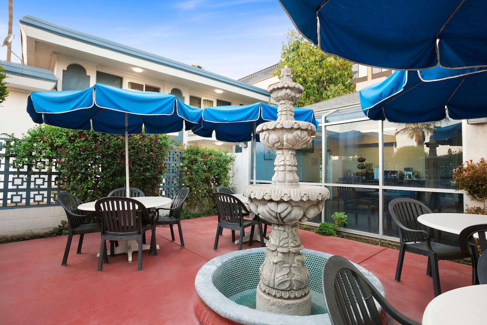 Travelodge By Wyndham Bakersfield 24/28