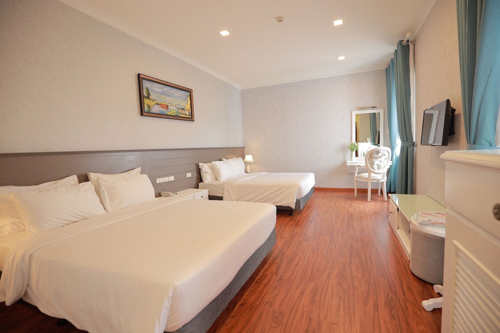 SUPERIOR, QUADRUPLE, 2 QUEEN BEDS