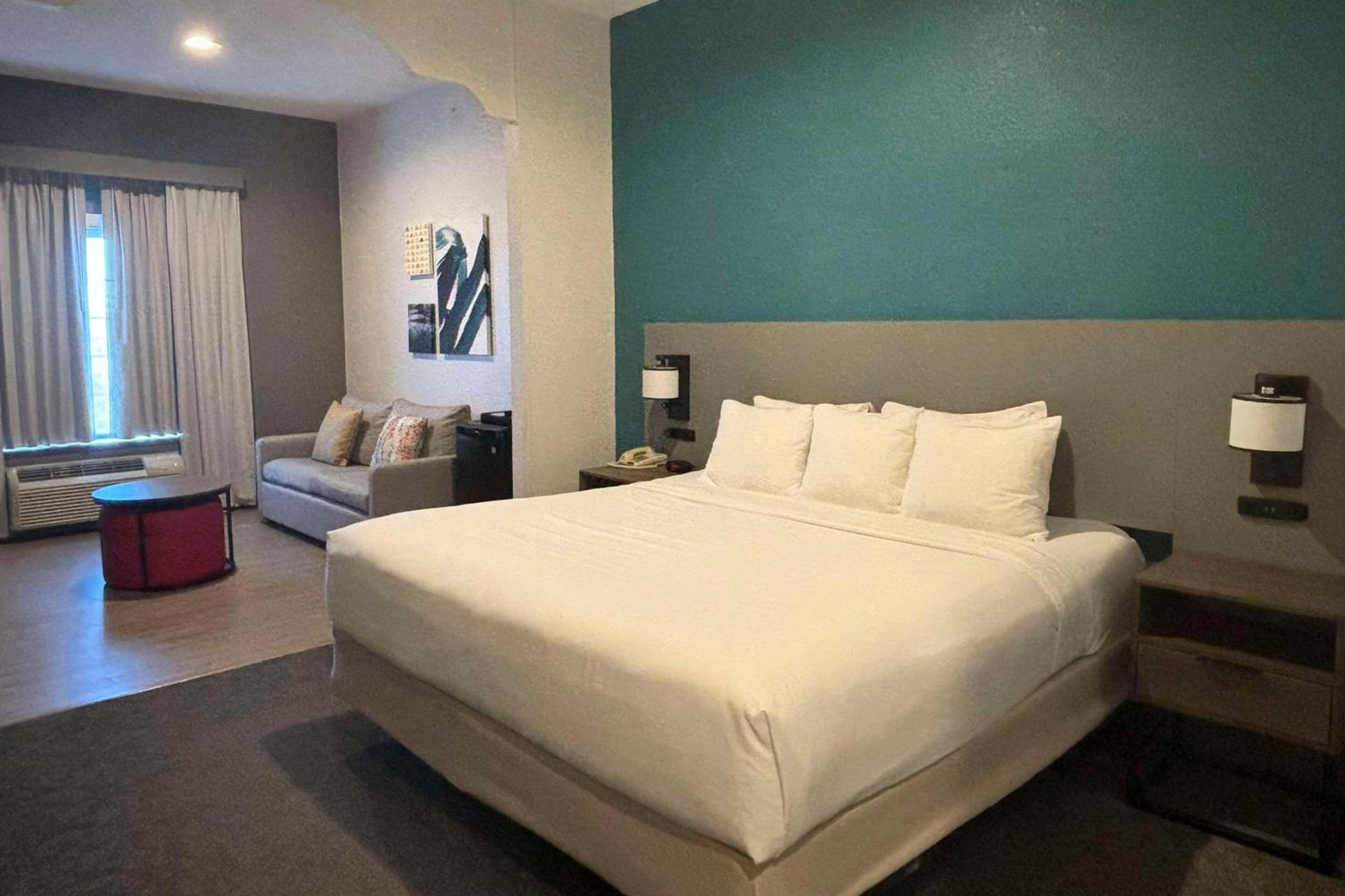 Suite, King Bed, Sofa
