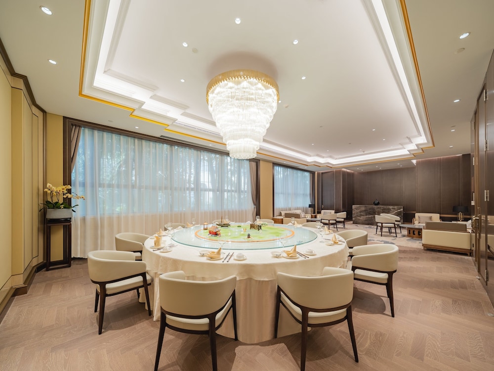 HOLIDAY INN ZHENGZHOU 53/69