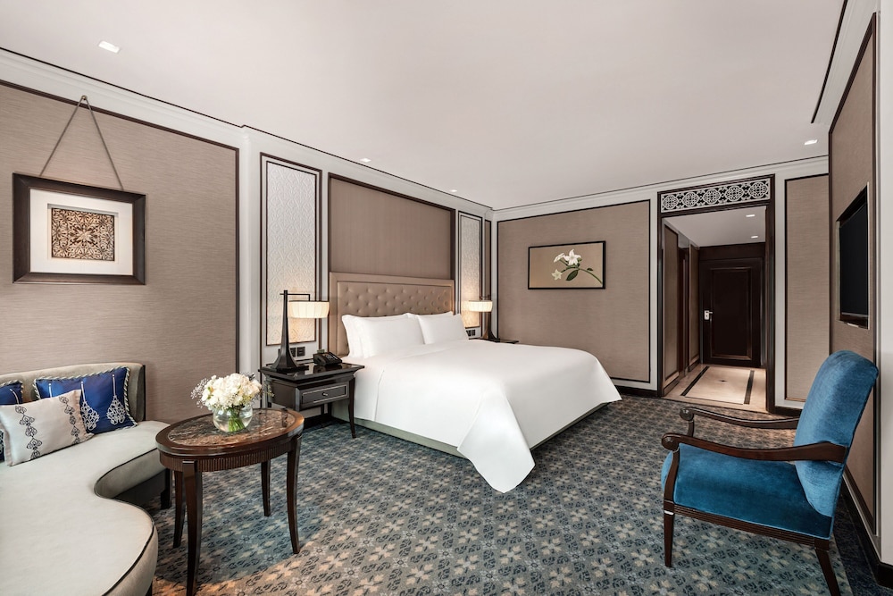 Royal, Double Bed, THE ATHENEE HOTEL, A LUXURY COLLECTION HOTEL BANGKOK 2/6