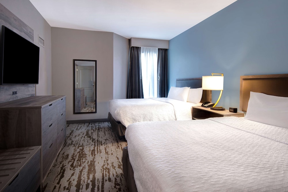 Suite, 2 Queen Beds, Sofa, Accessible
