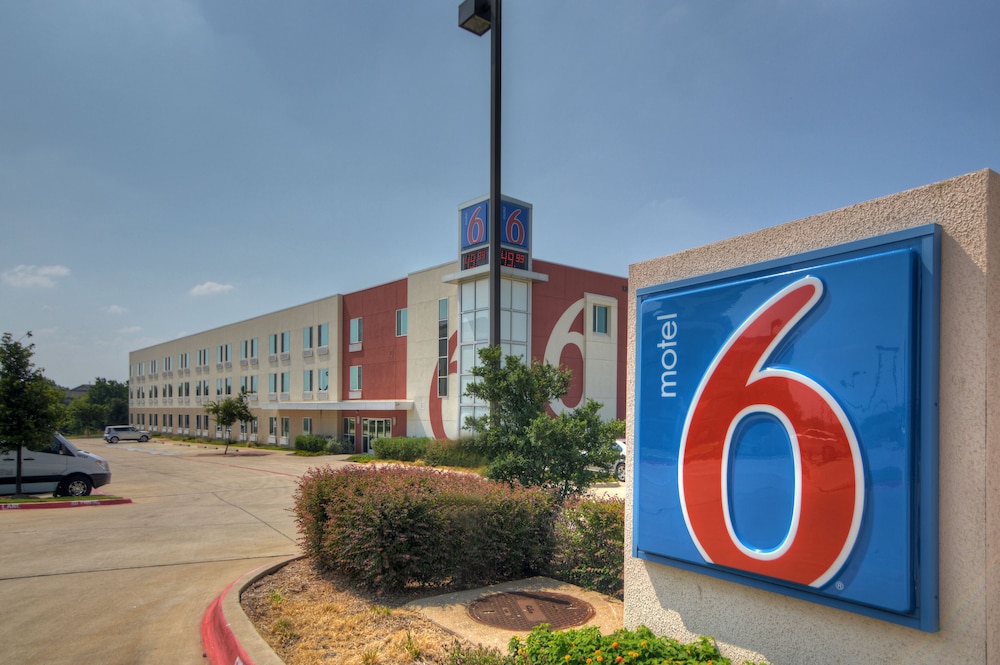 Motel6 Roanoke, TX - Northlake - Speedway image