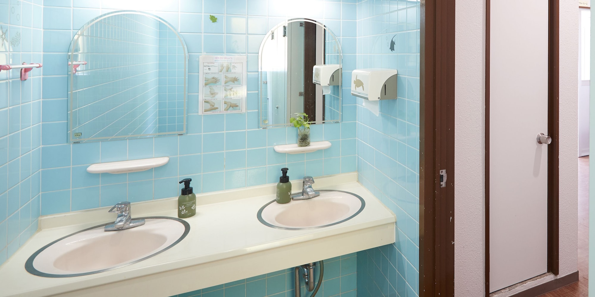FAMILY, SHARED BATHROOM