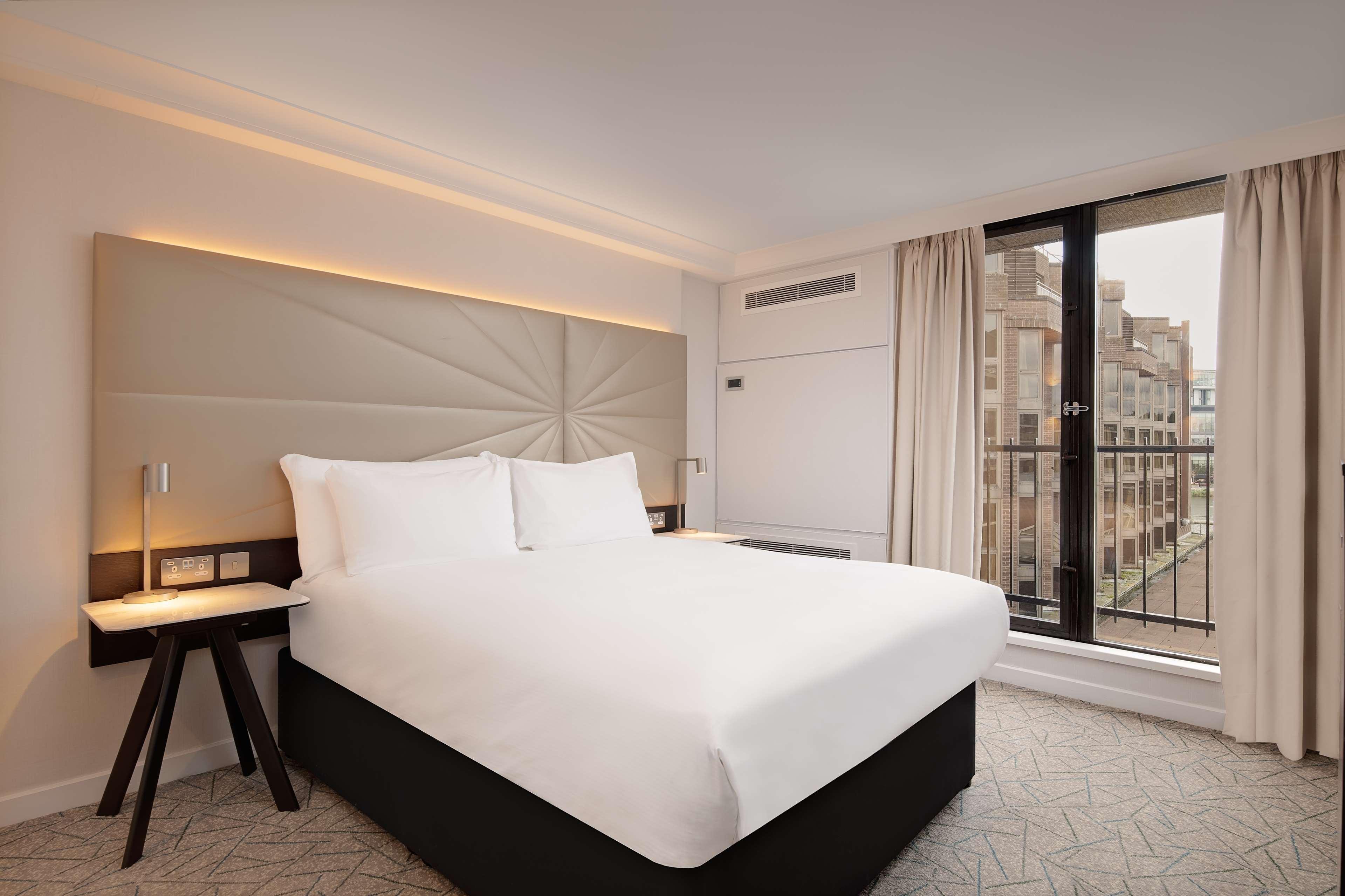 غرفة بسرير مزدوج لذوي الإعاقة