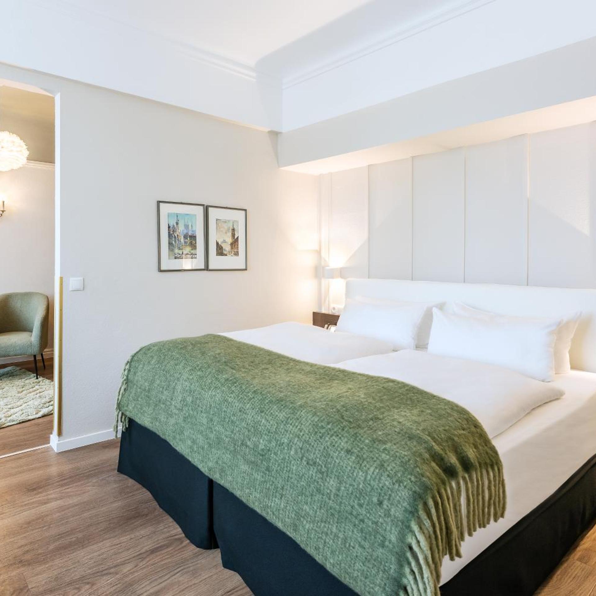 جناح جونيور، Hotel Wurzburger Hof 3/10
