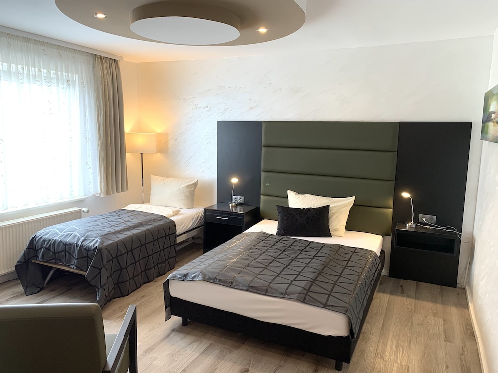 غرفة عائلية بسرير كينج وسرير فردي، Boutique Hotel Goldene Henne 2/7