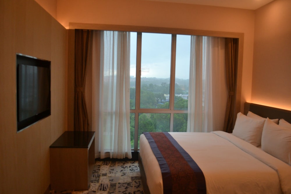 V8 Hotel 8/34