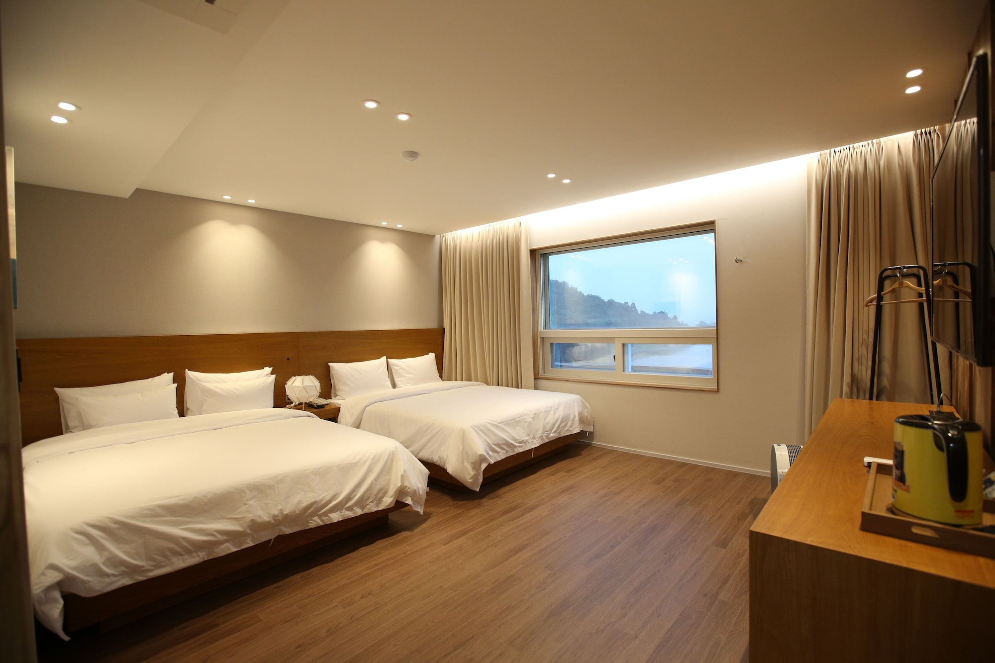 DELUXE, TWIN BEDS, 2 KING BEDS, OCEAN VIEW