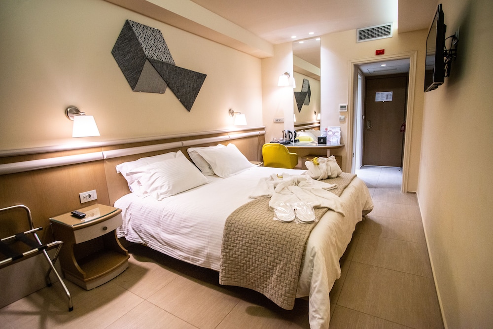 Emmantina Hotel 13/76
