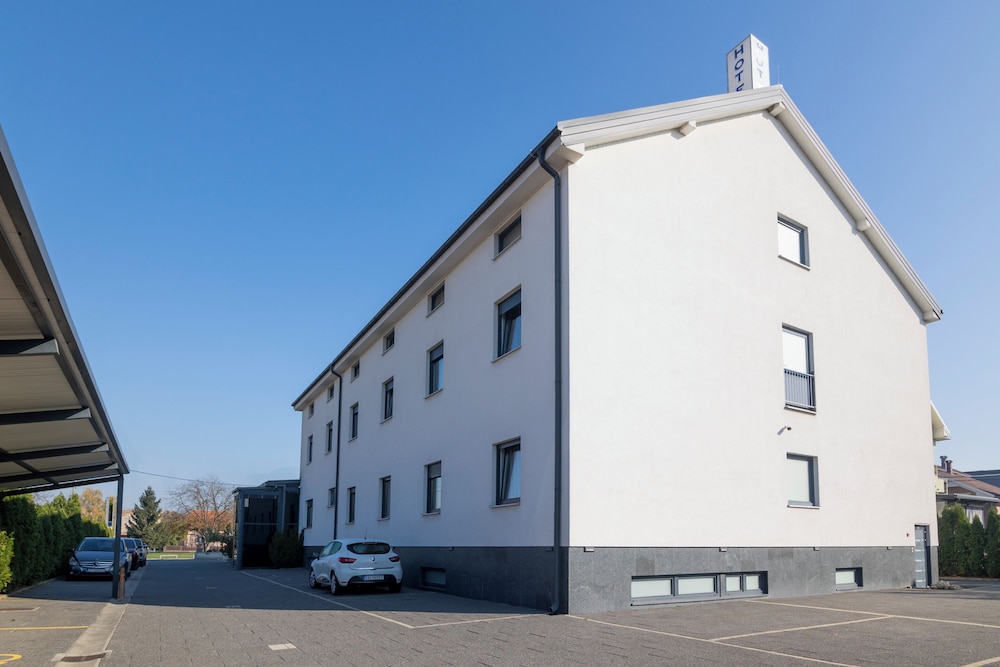 Royal Airport Hotel 67/69