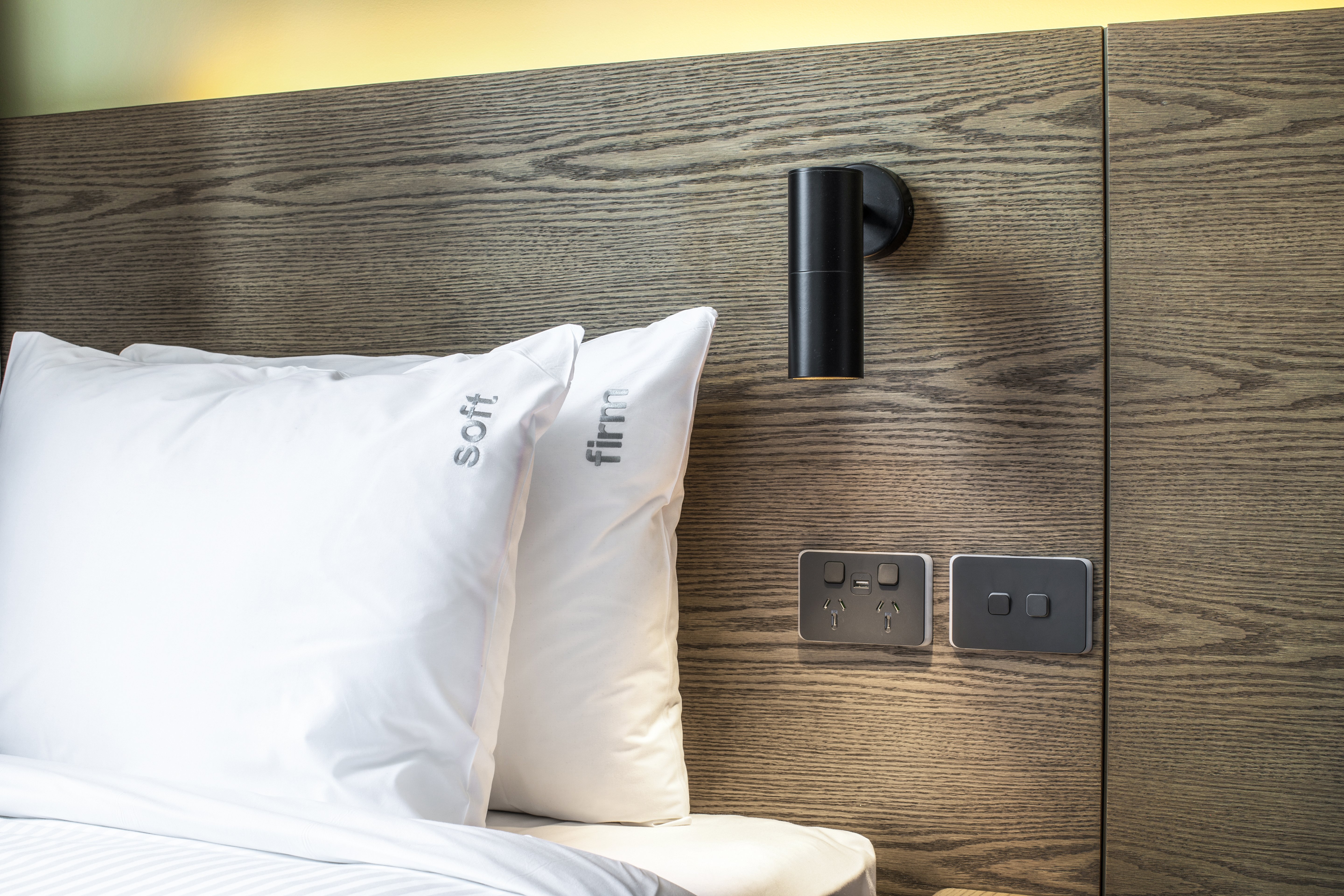 Holiday Inn Express Melbourne Little Collins 34/74