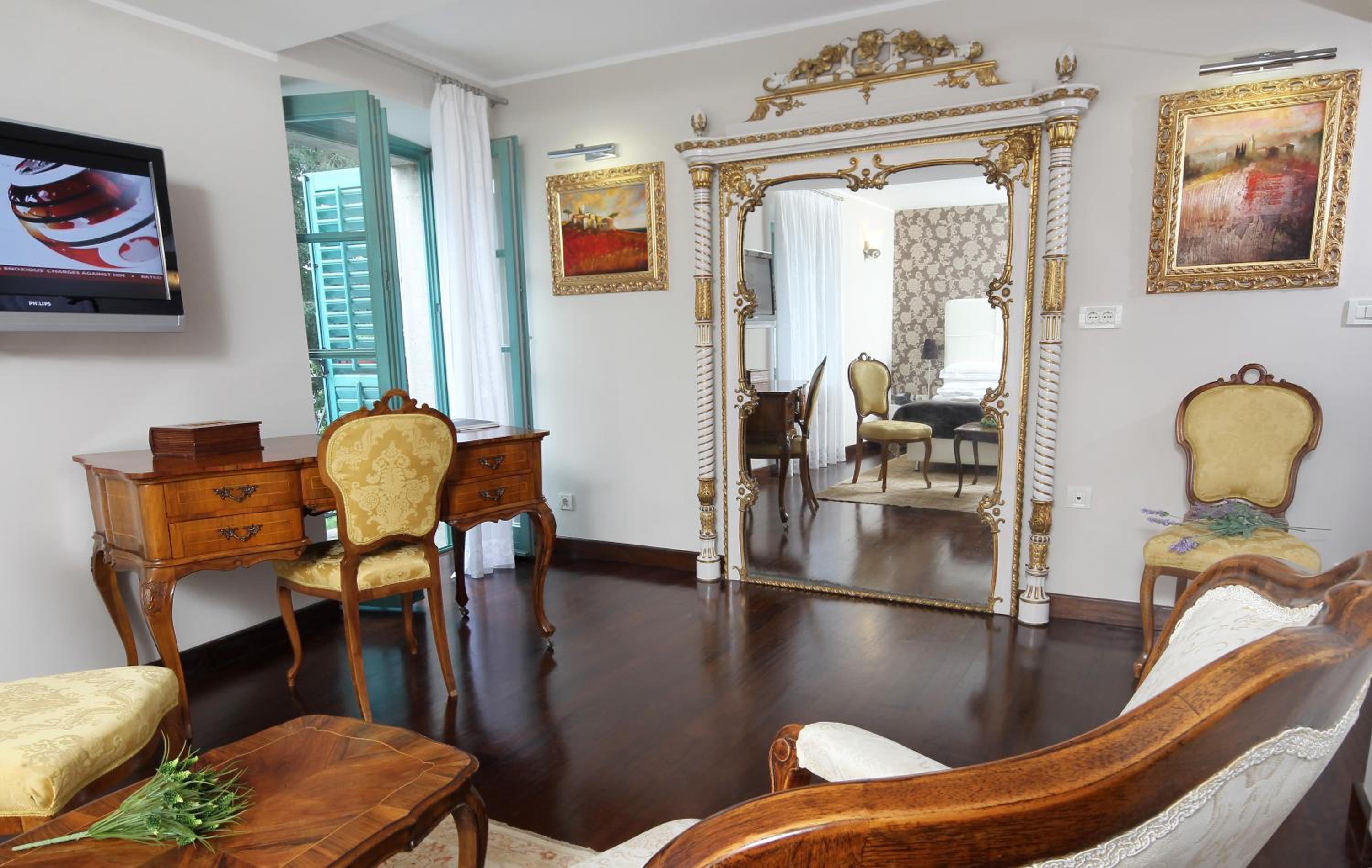 VELA VRATA HOTEL 35/50