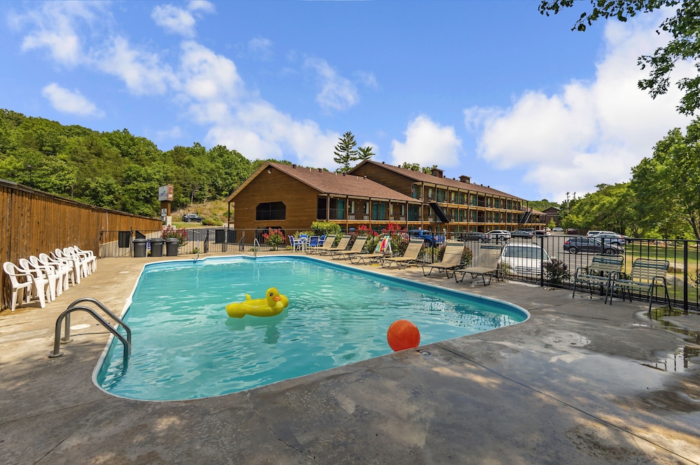 The Ozarker Lodge 78/89