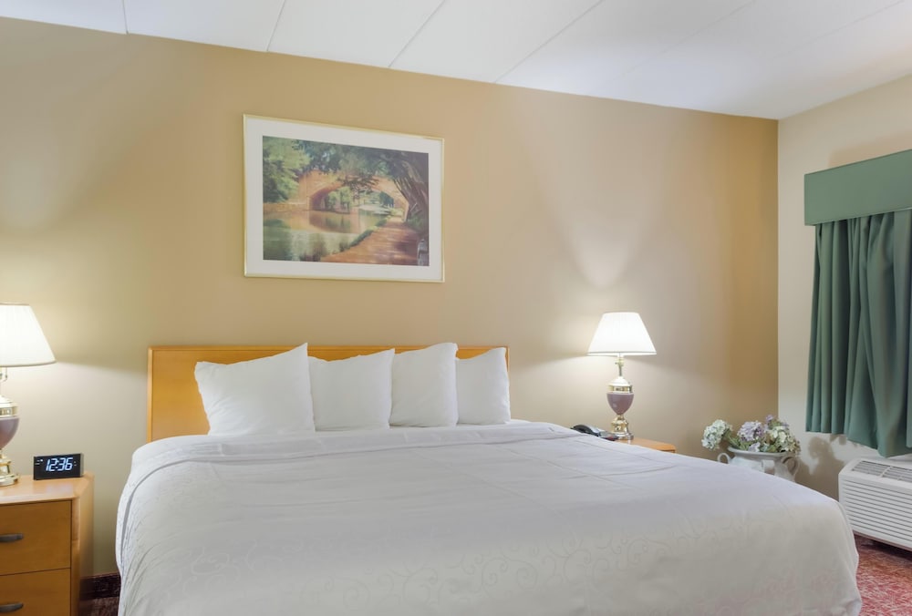 All Seasons Inn & Suites Smithfield Providence 8/36