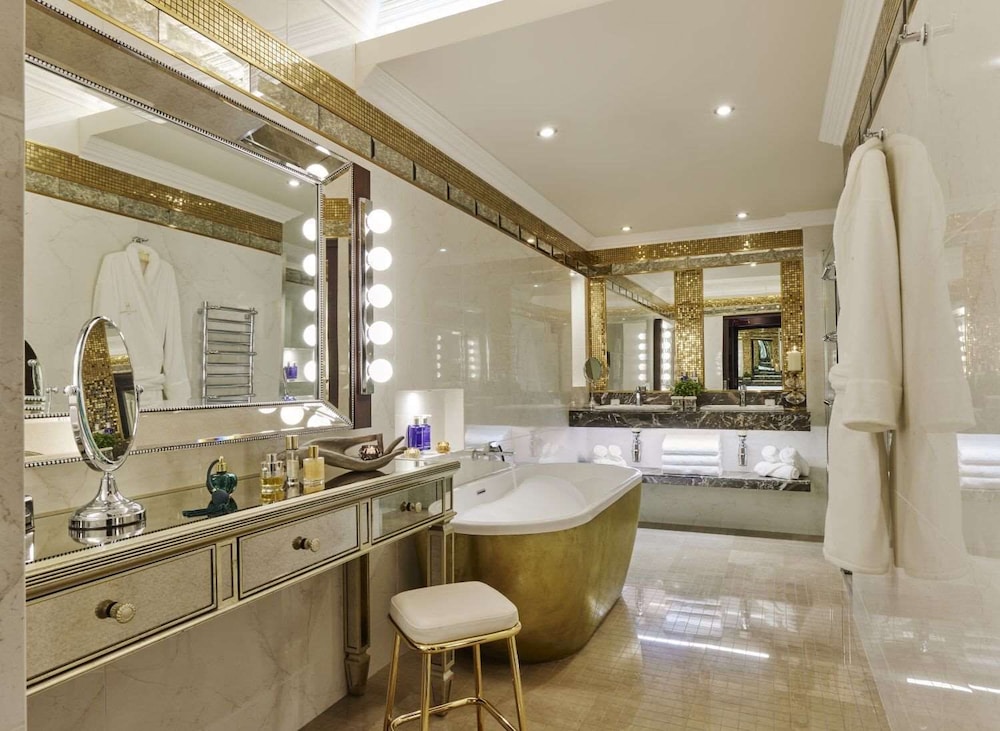 EXECUTIVE, SUITE