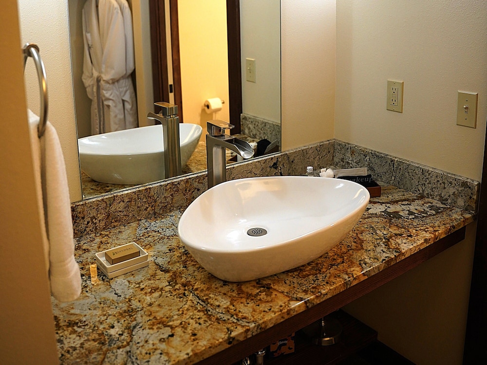 Deluxe, King Bed, Partial Sea View, Water View