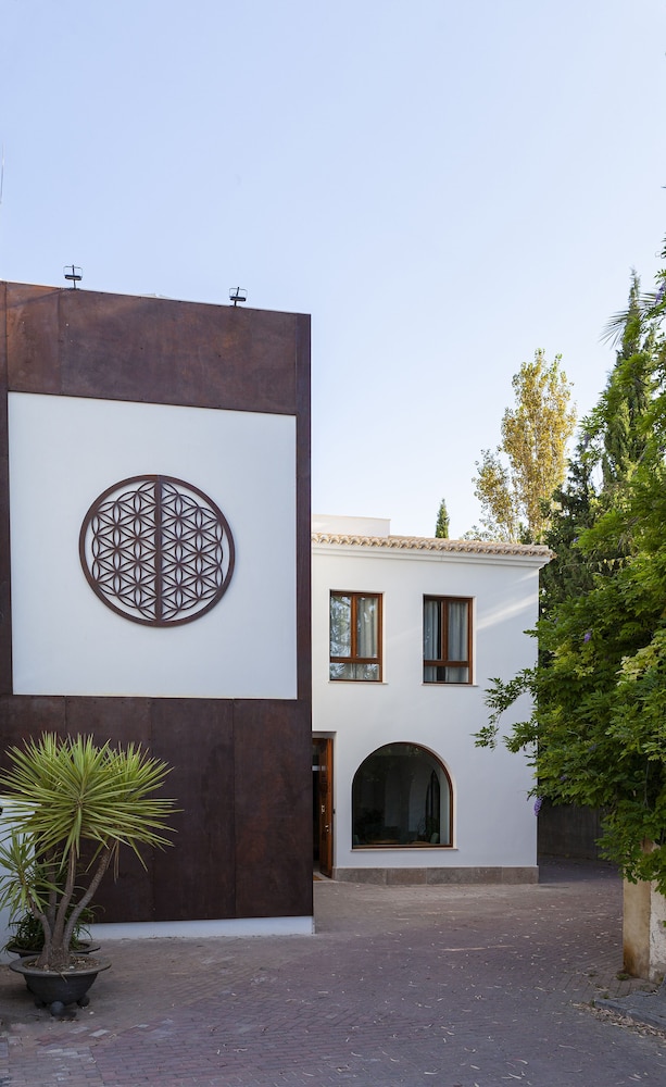 Ad Hoc Vitae Retreats & Health 15/20