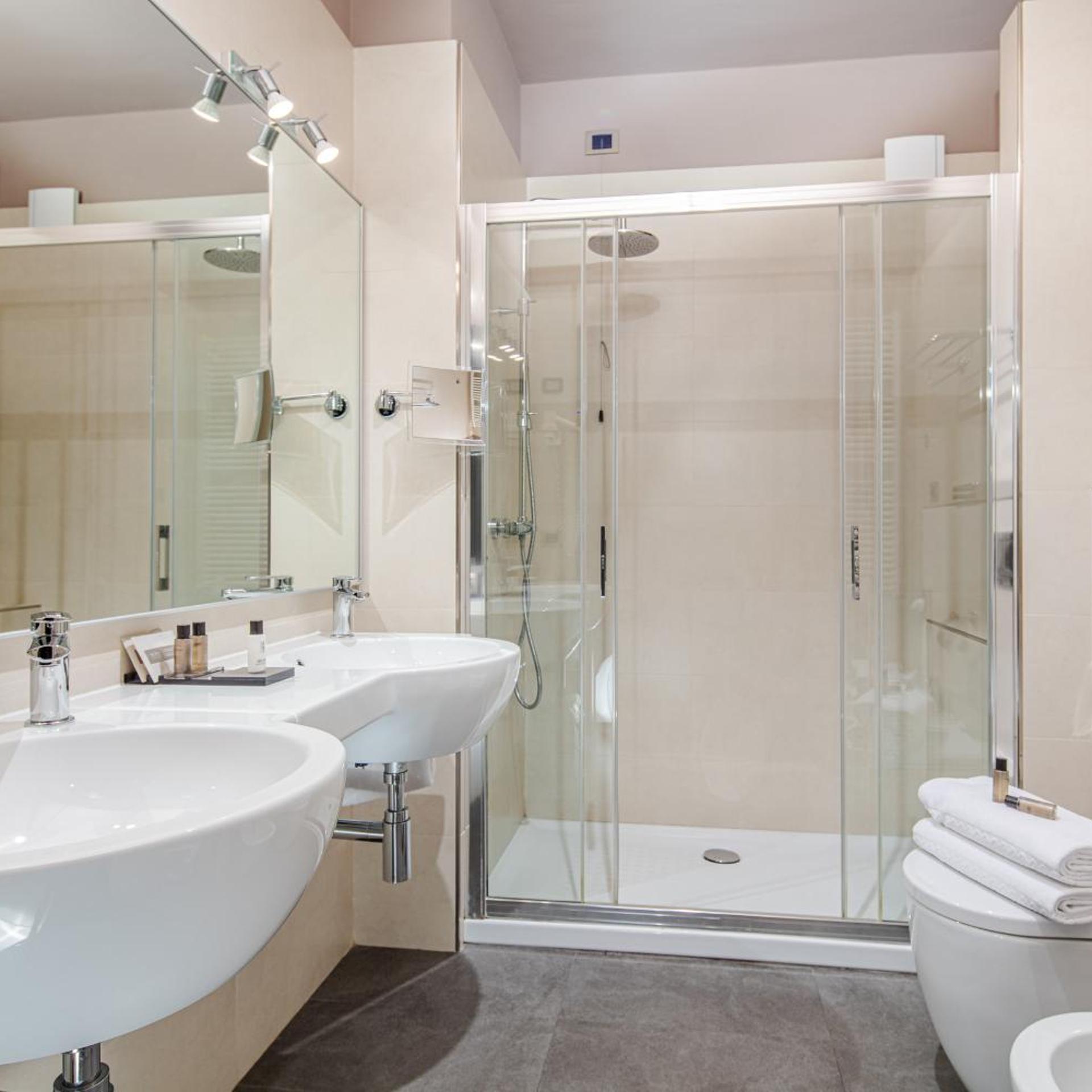 جناح جونيور، Hotel Franz 4/4