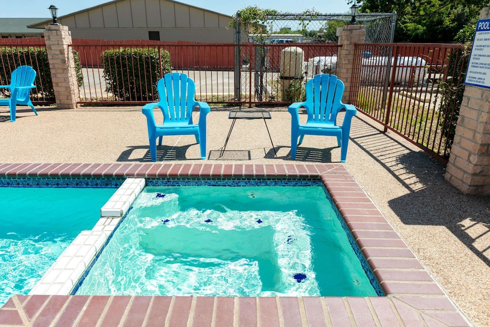 Days Inn By Wyndham Granbury 5/49