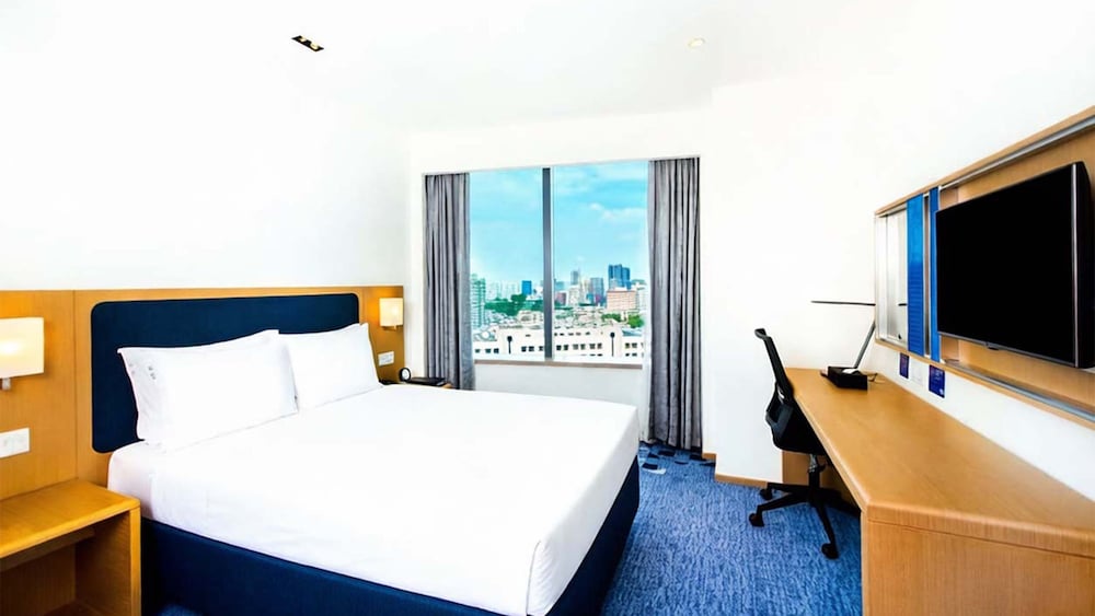 STANDARD, QUEEN BED