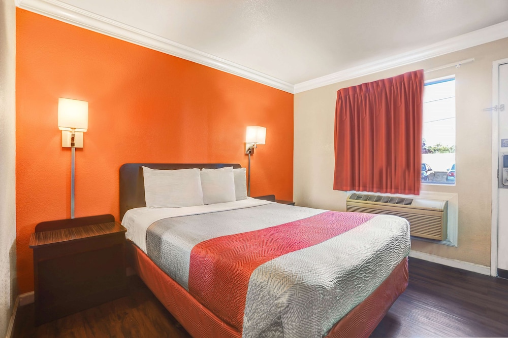 Motel6 Fresno, CA - Belmont Ave 12/39