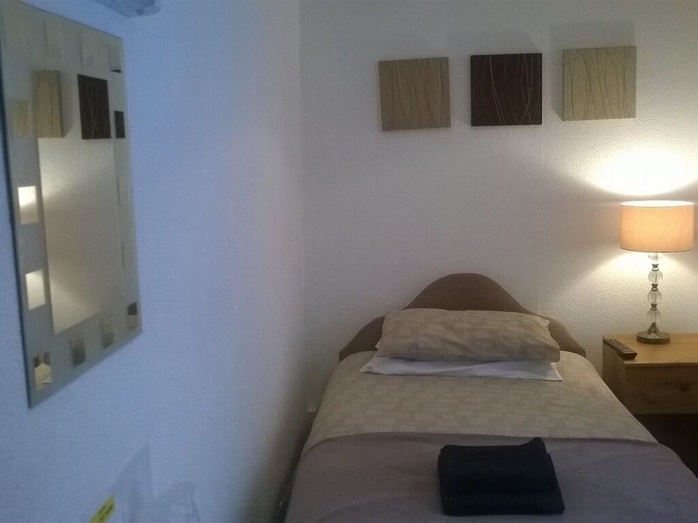 Hazelgrove Guest House 8/25