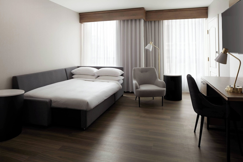 1 Bedroom, Suite, King Bed, Sofa