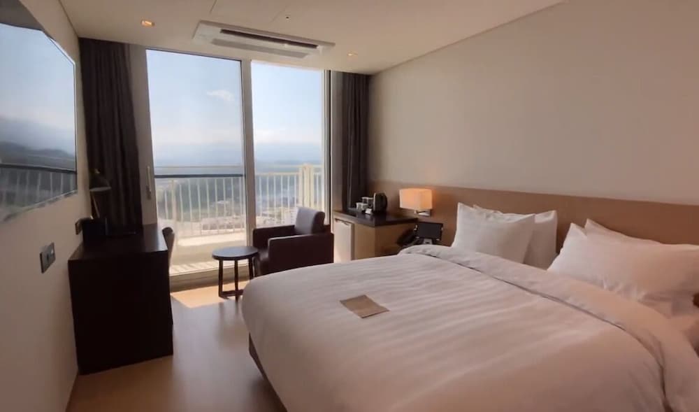 DELUXE, DOUBLE BED, LAKE VIEW