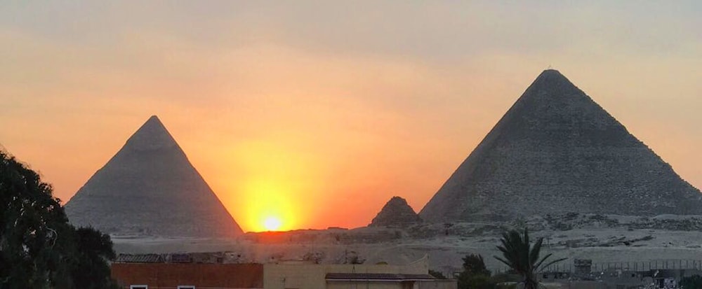 3 Pyramids View Inn 44/47