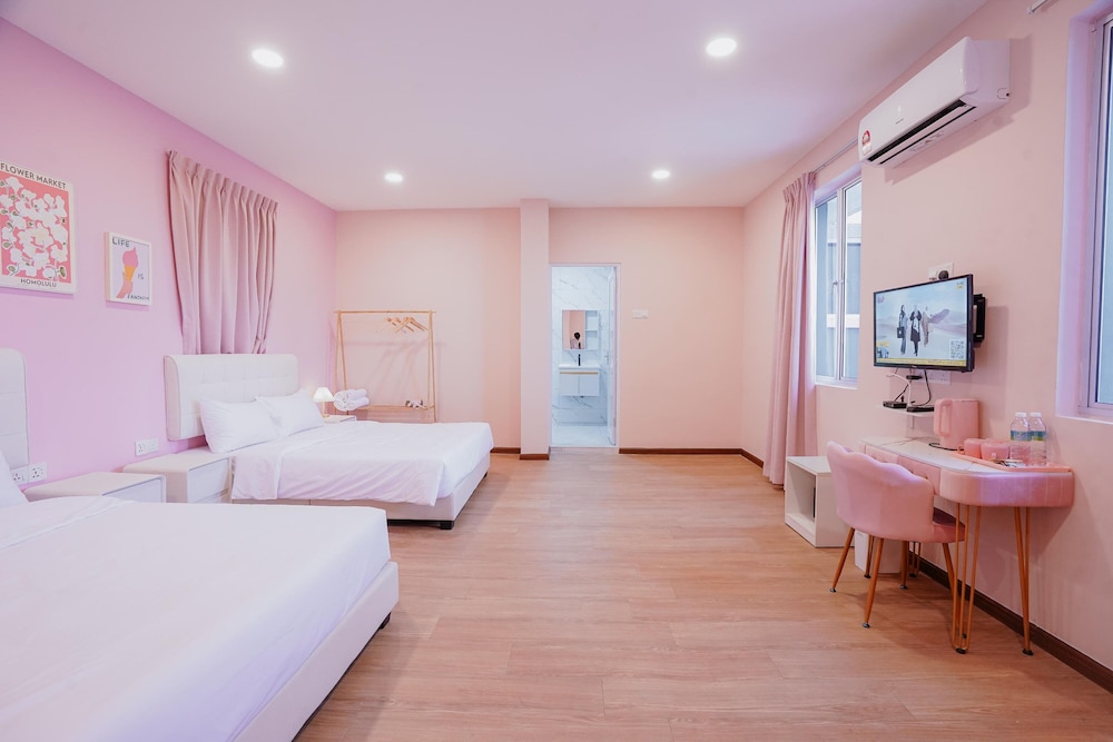Pink Cabana Hotel 40/78
