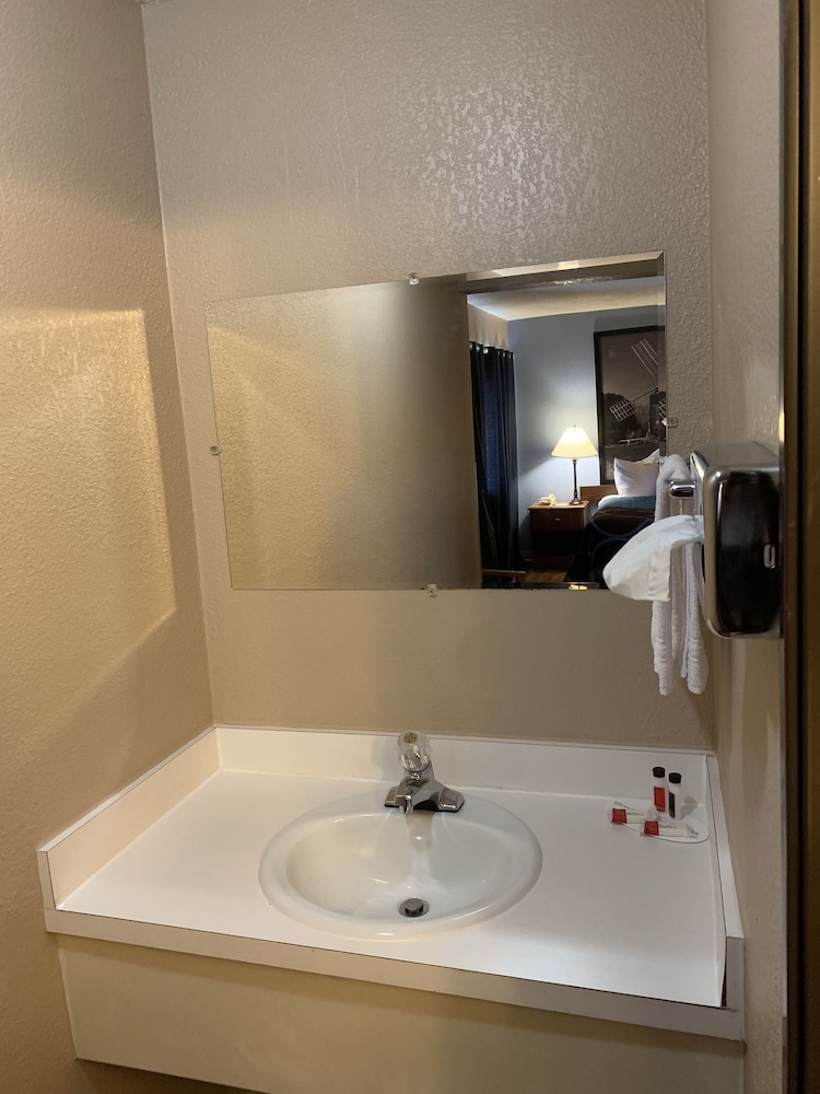 Super 8 By Wyndham Kingston 7/21
