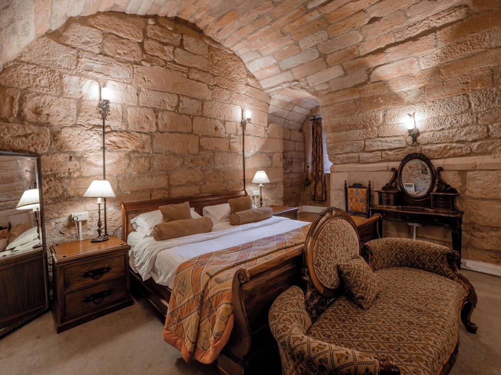 SUITE, KING BED
