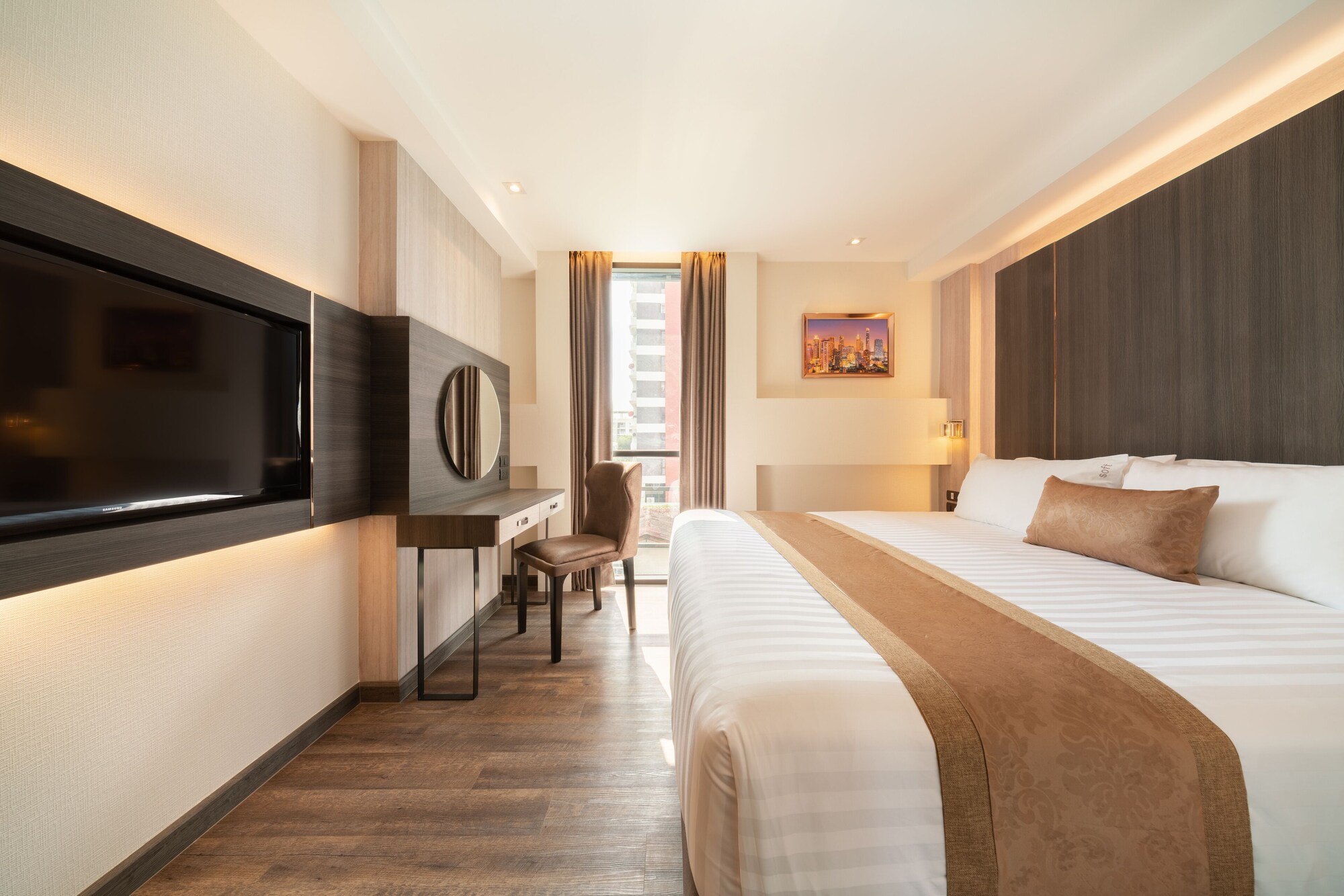 DELUXE, DOUBLE OR TWIN BED