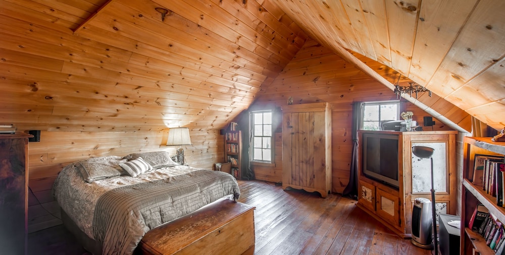 Master, Blue, Queen Bed, Shared Bathroom