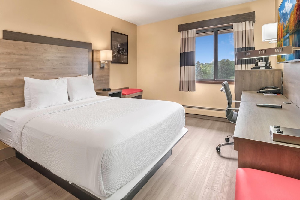غرفة بسريرين منفصلين، Ramada By Wyndham Minneapolis Golden Valley 2/8