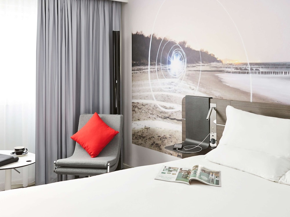 NOVOTEL BIRMINGHAM AIRPORT 18/66