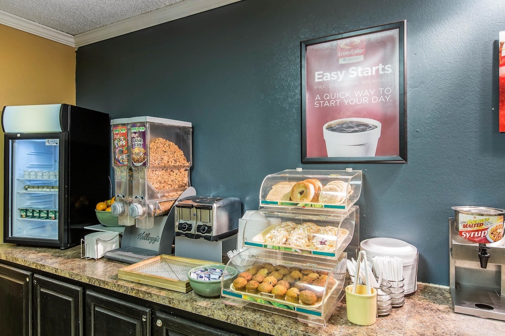 Econo Lodge Inn & Suites Riverside Corona 31/34