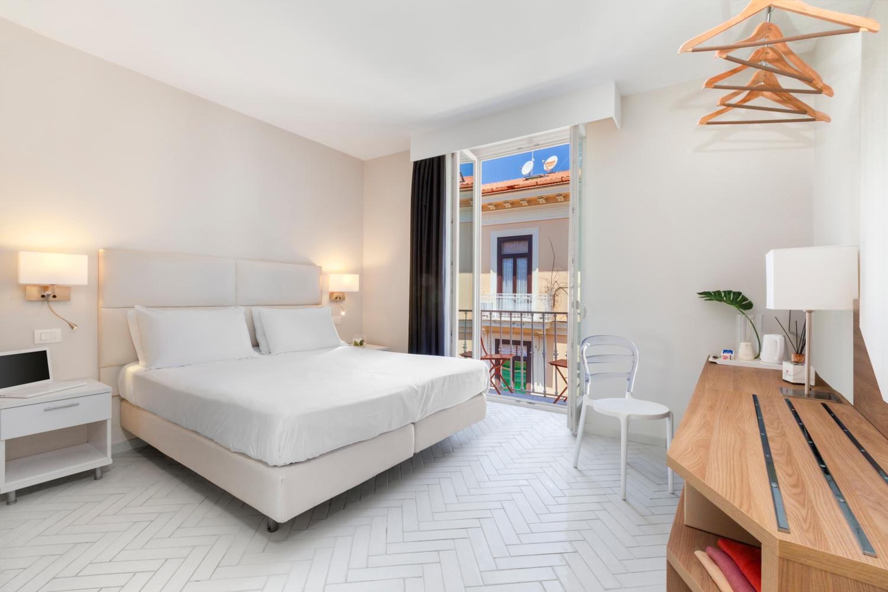 DELUXE, DOUBLE OR TWIN BED, CITY VIEW