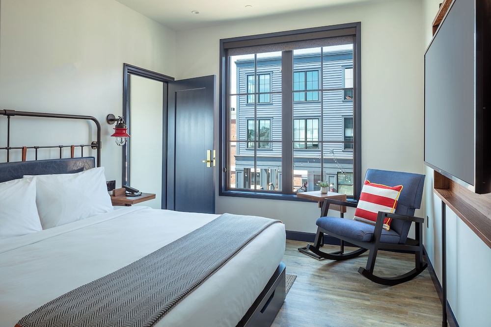 Efficiency, Suite, King Bed