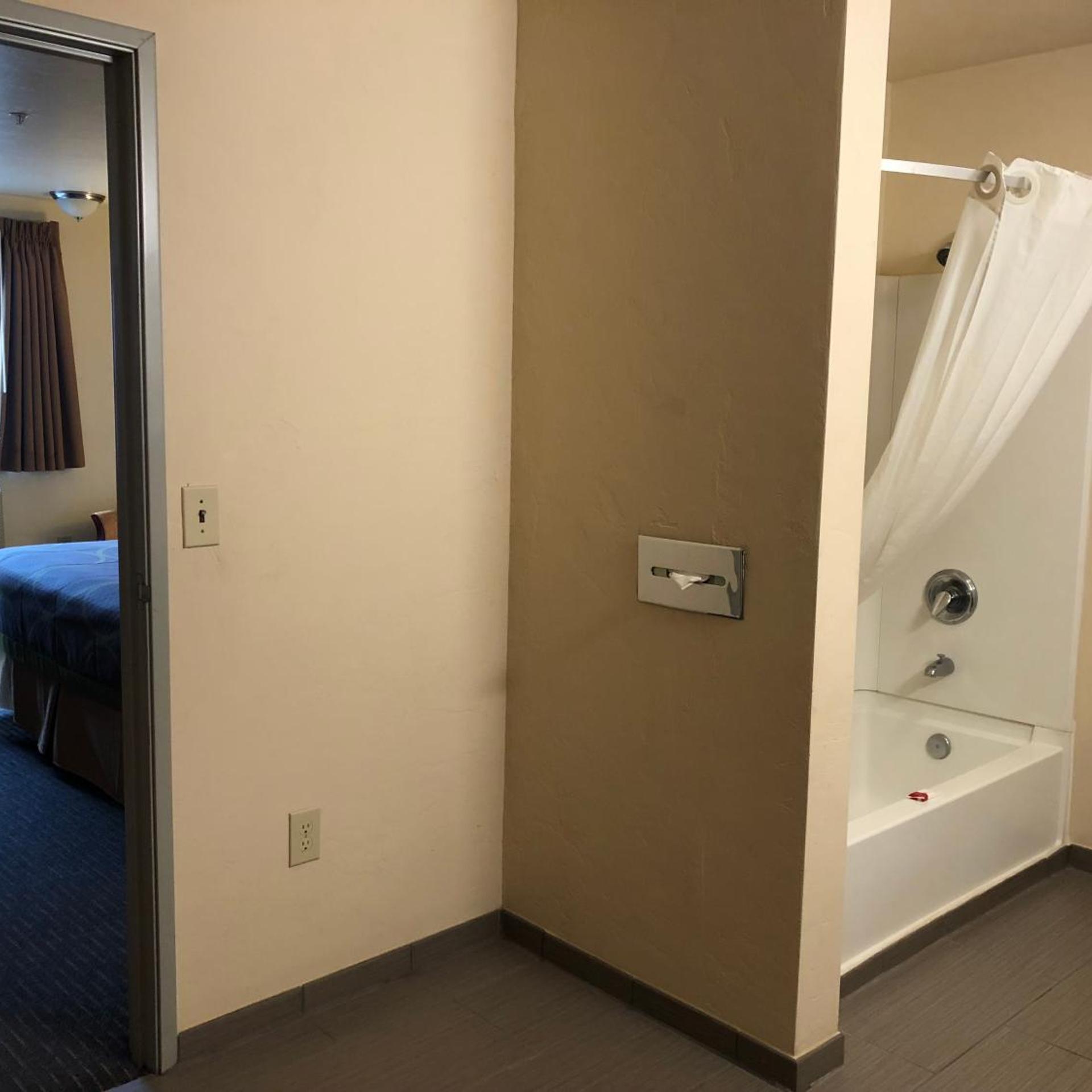 جناح بسرير كوين بغرفة نوم واحدة، Super 8 by Wyndham Woodburn 6/8