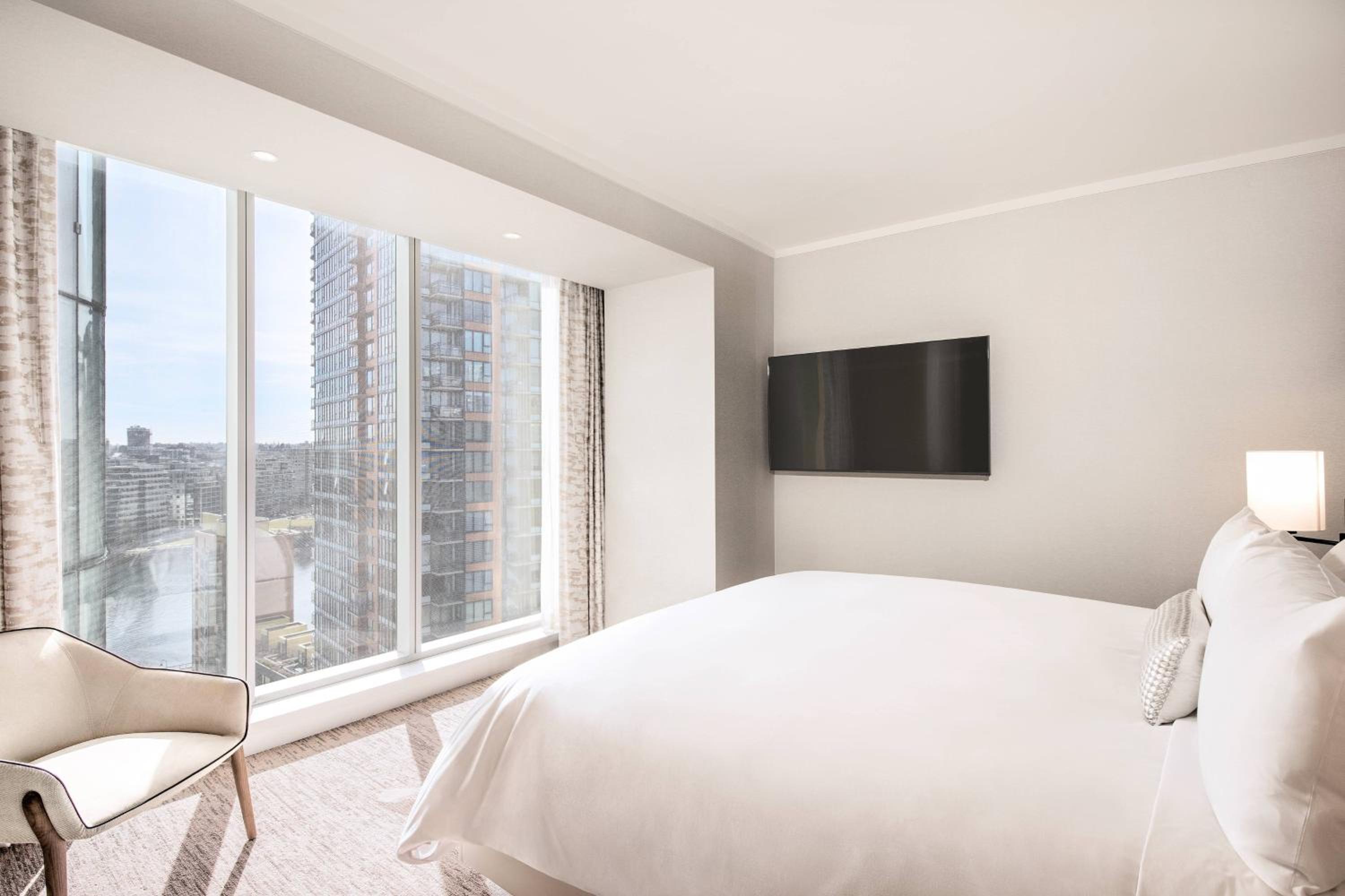 Junior Suite, King Bed, Water View