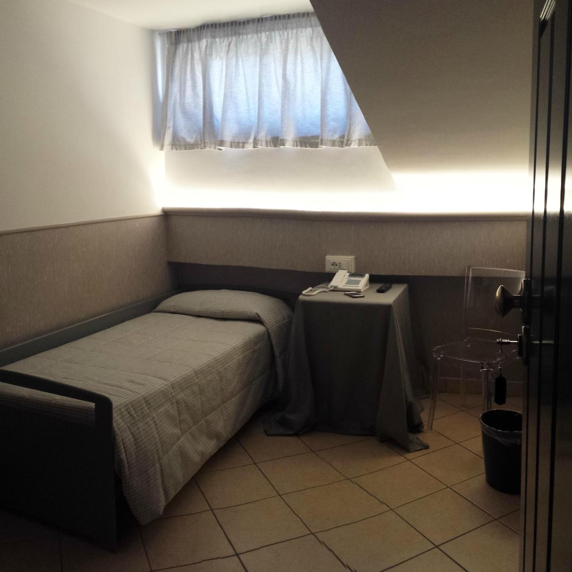 ROOM, SINGLE, ATTIC