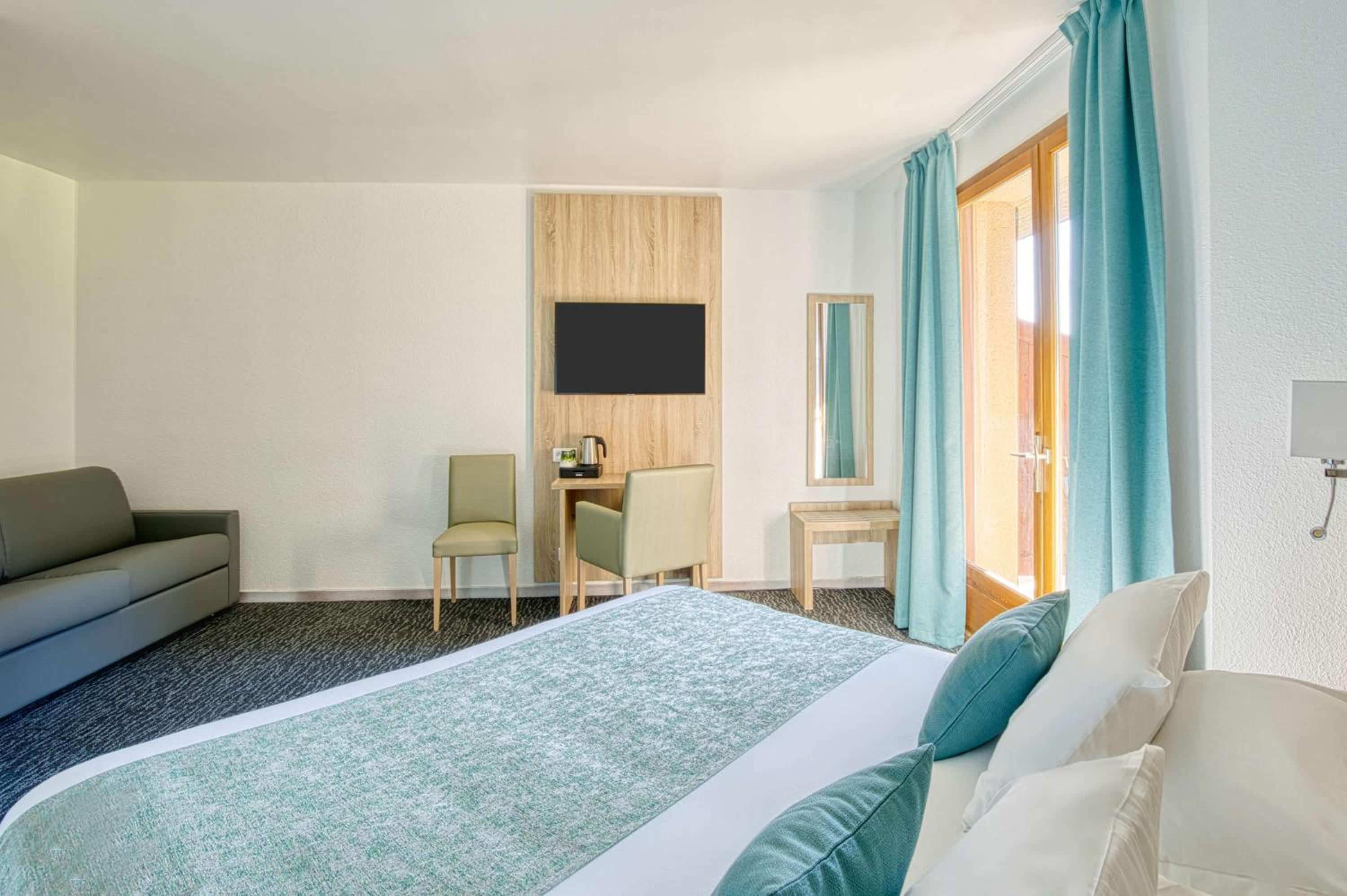 Family, King Bed, Pool View, Sofa