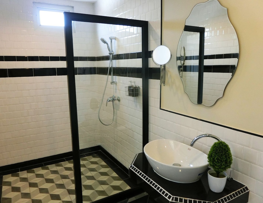 Bloom Boutique Hotel And Cafe 33/34