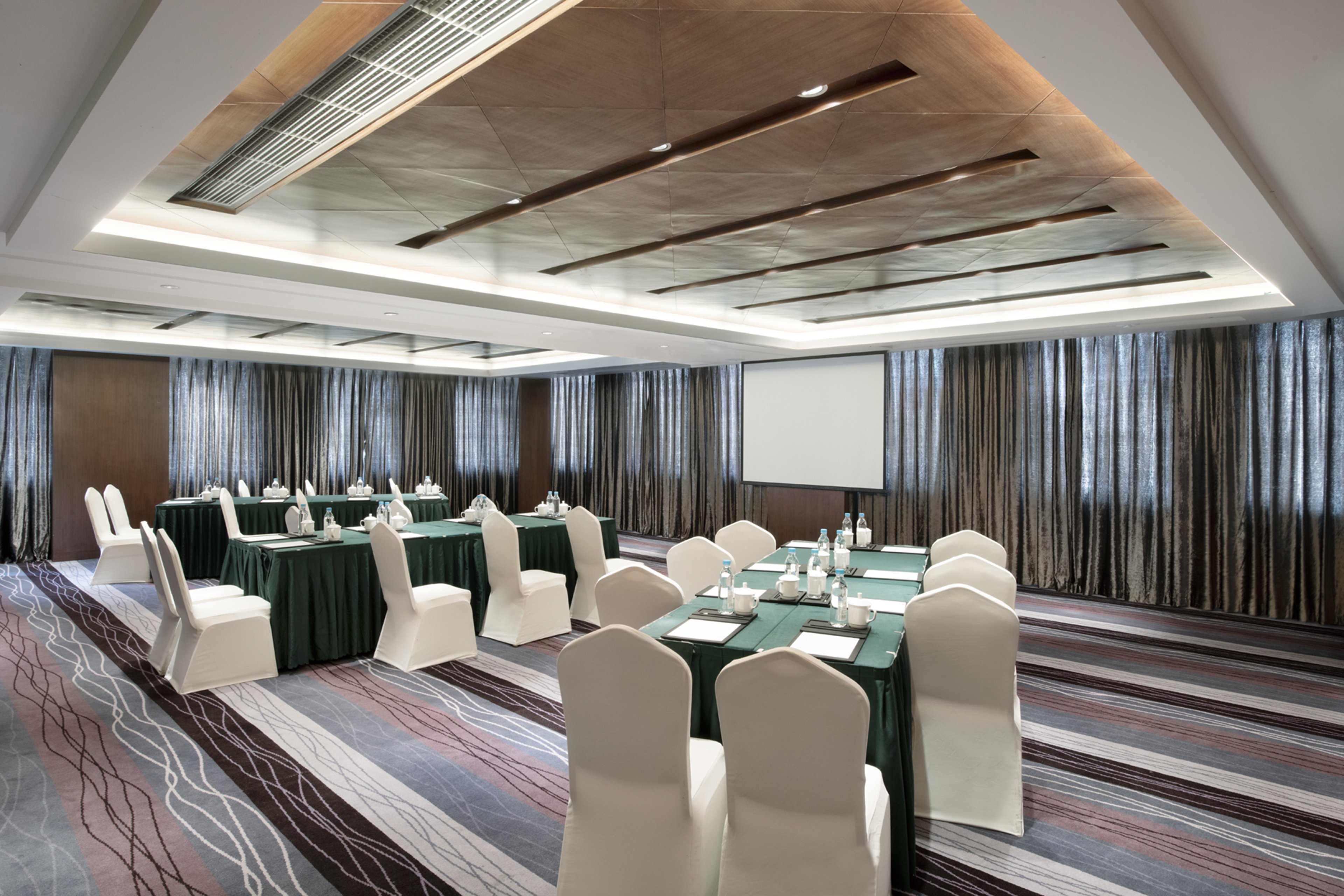 Crowne Plaza Yading 70/81