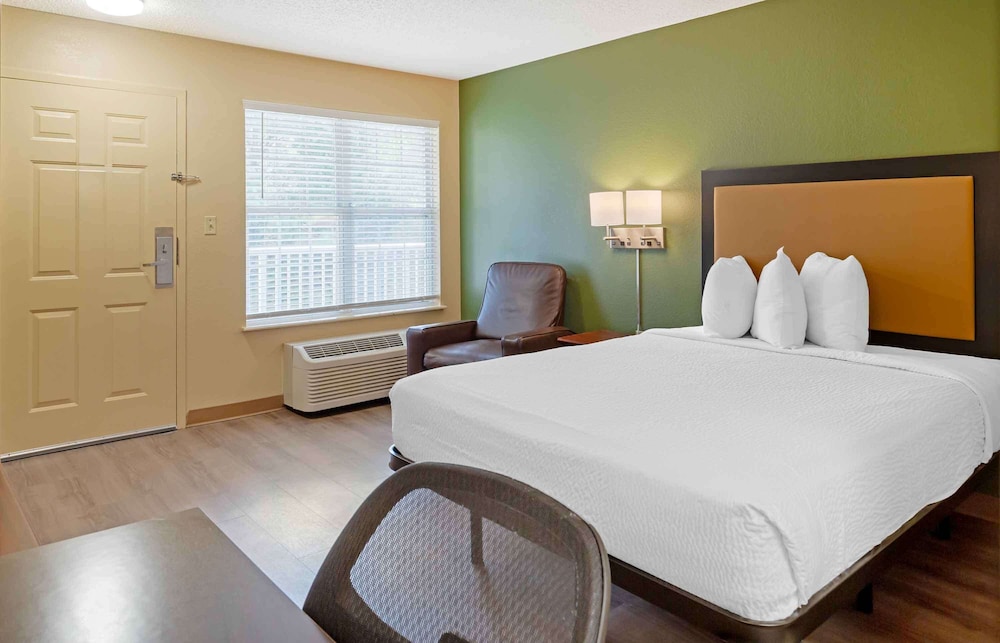 STUDIO, QUEEN BED