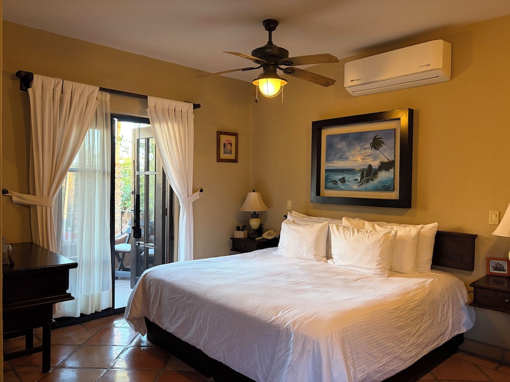 Suite, King Bed, Balcony or Terrace, Kitchenette, High Floor، Posada Del Cortes Hotel 2/9