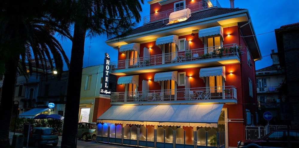 Hotel Lo Squalo 1/41